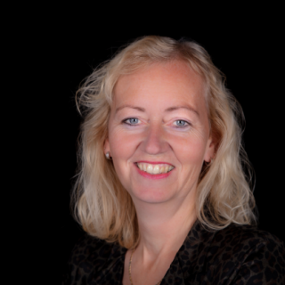 Annie de Jong, notarieel medewerkster en receptioniste
