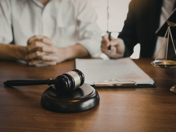 Rechterhamer en hypotheekcontract als symbool voor straf bij fraude met hypotheekaanvraag